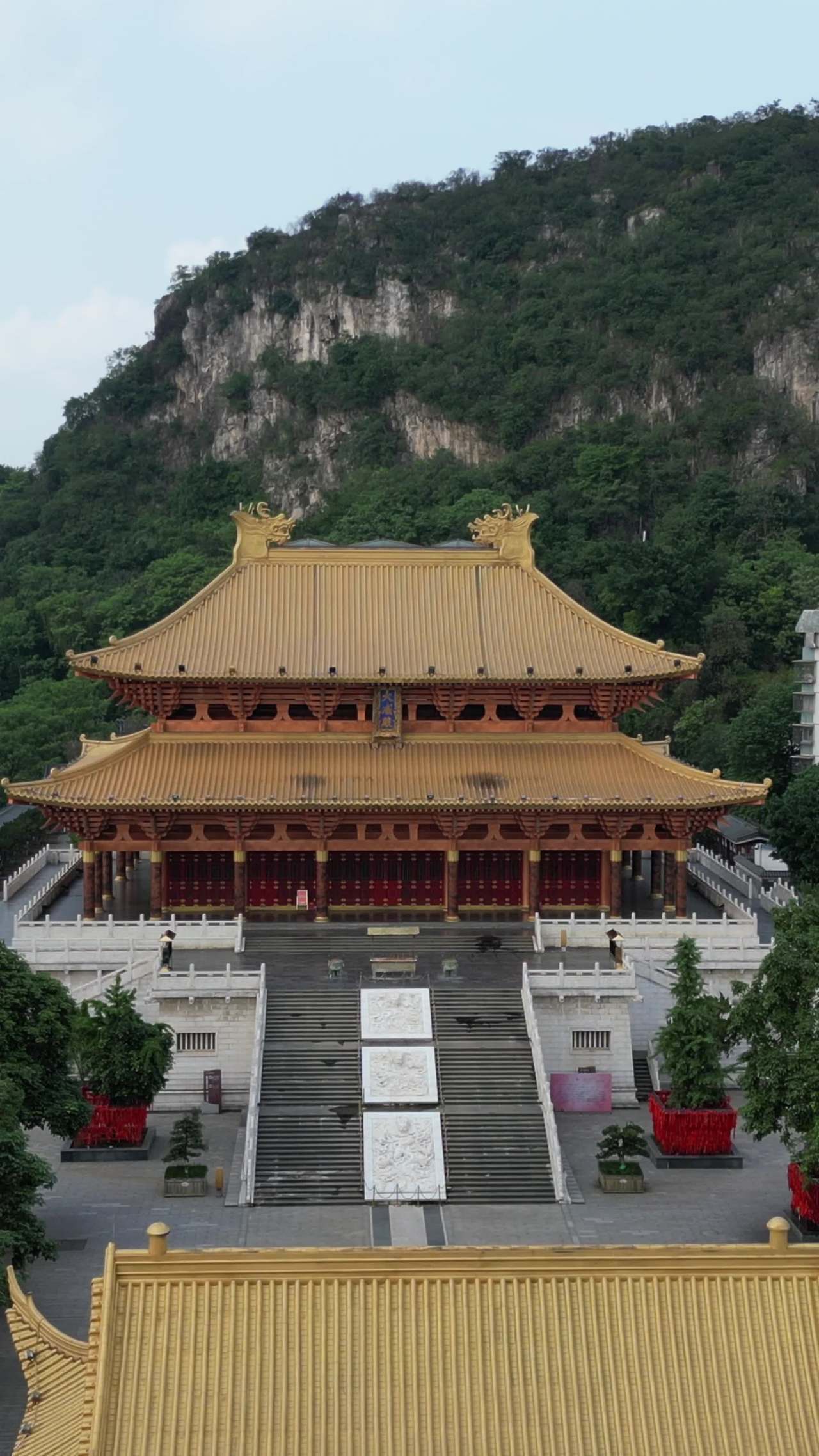 金顶古寺与山间静谧