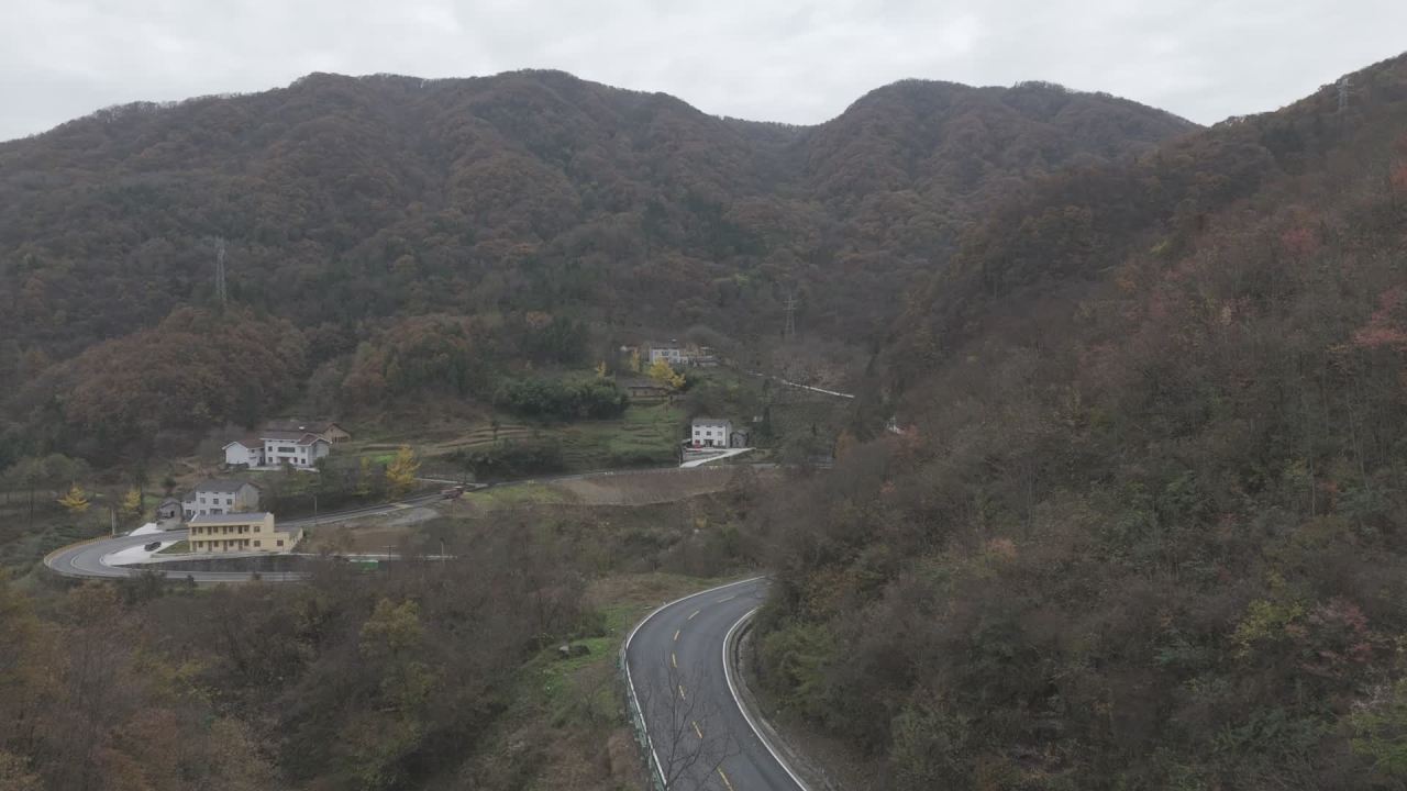 航拍山村秋景：蜿蜒山路与静谧村落