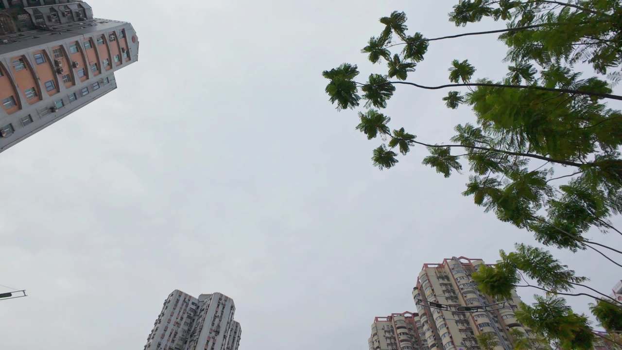 4K城市建筑行车仰拍阴天3