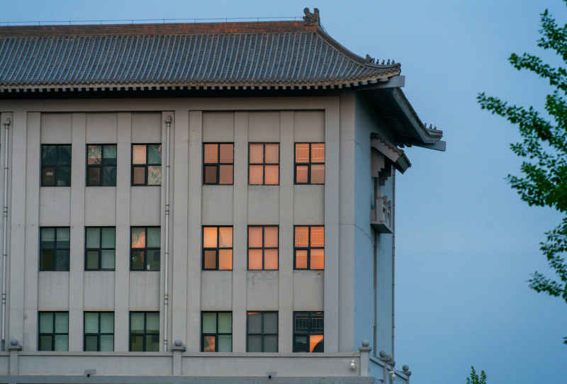 夕阳斜照教学楼