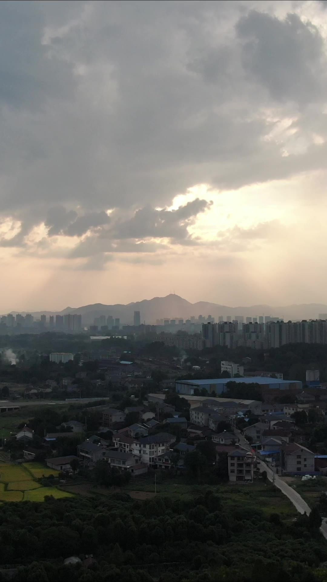 竖屏航拍城市日落晚霞夕阳