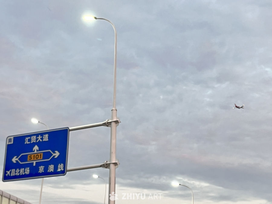 城市黄昏与空中航班