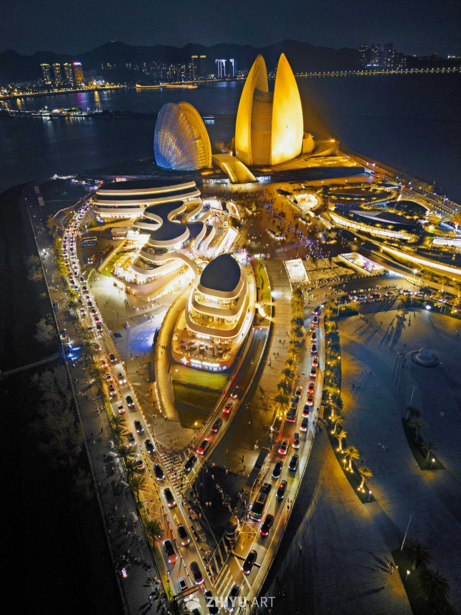海滨夜景：现代建筑与繁华都市