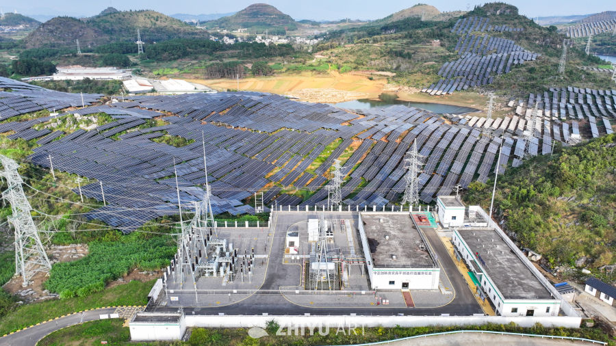 航拍贵州山区光伏发电站 新能源发电 1