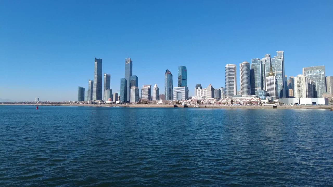 冬日晴天蓝天下青岛蔚蓝大海和海边的摩天大楼群 2