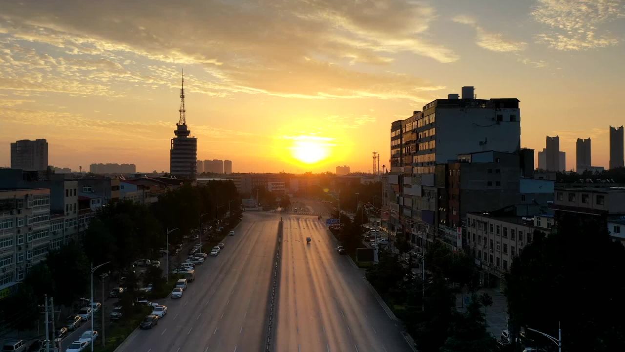 夕阳下的城市街景