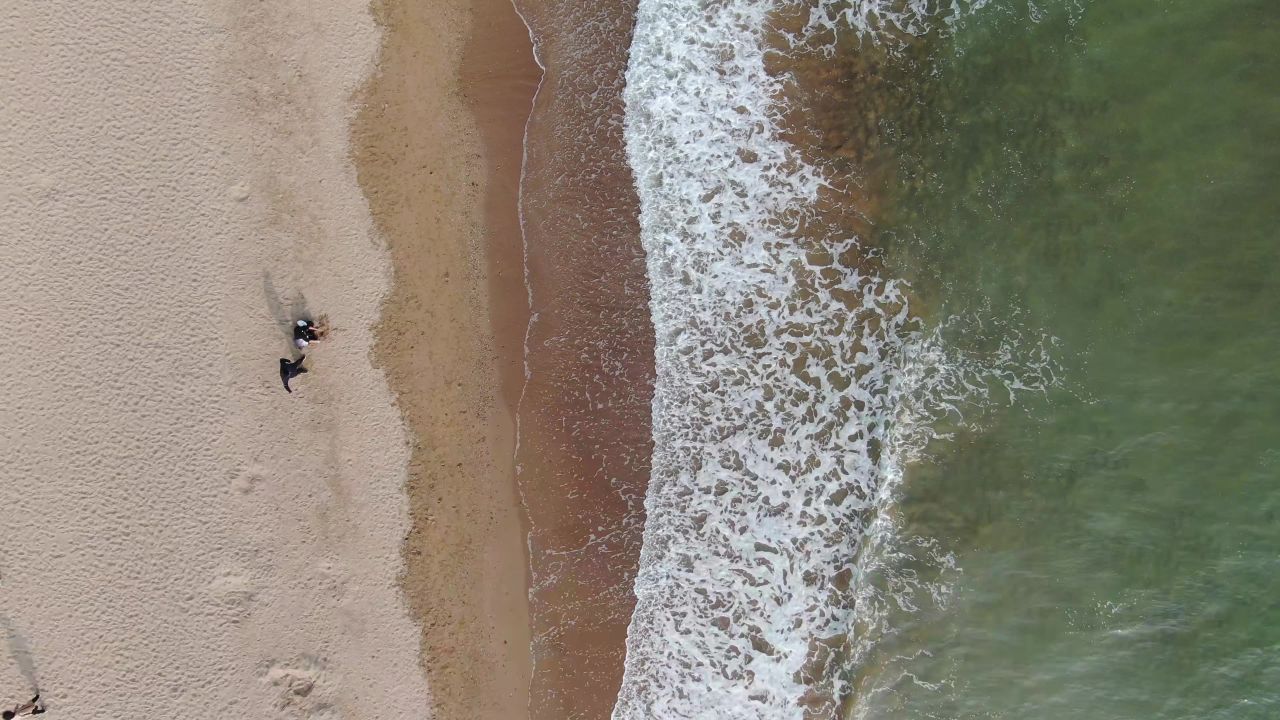  大海海浪沙滩游船航拍