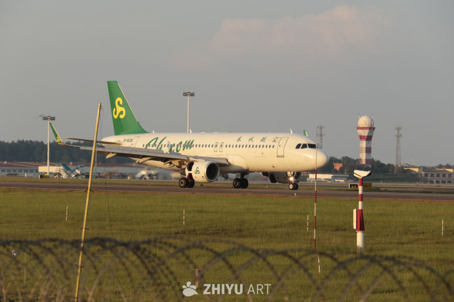 秋航空飞机在跑道上起飞