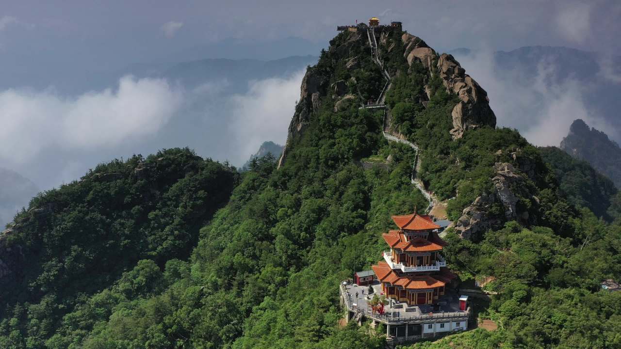 云端寺庙：山巅上的宁静