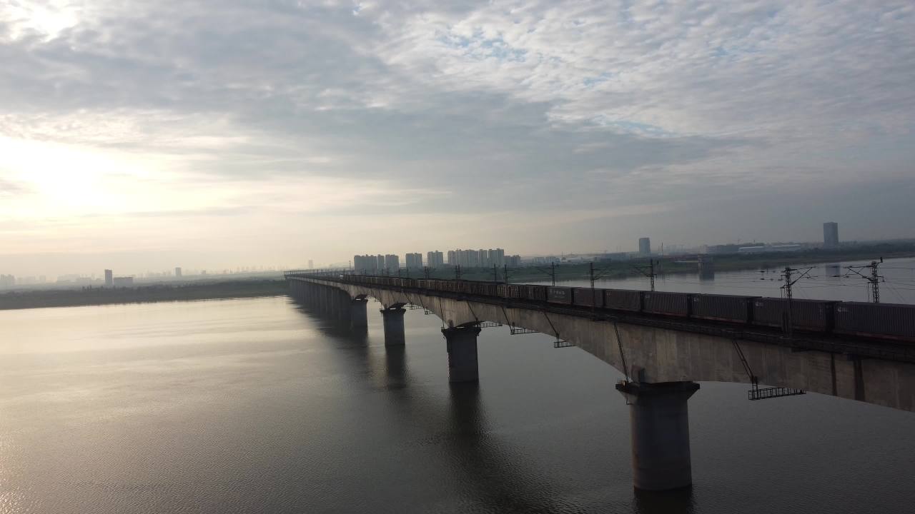 晨曦下的铁路桥