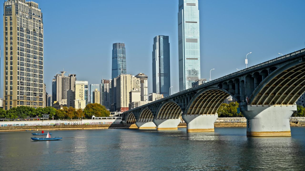 湖南长沙市中心橘子洲大桥城市建筑风光