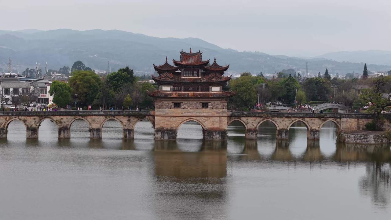 古桥静谧山水间