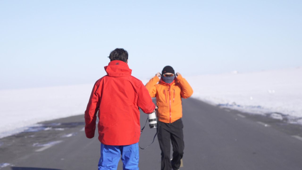 两位摄影师在冰天雪地交换相机