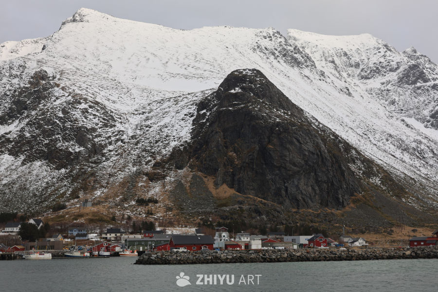 雪覆盖的山峰与红色小屋