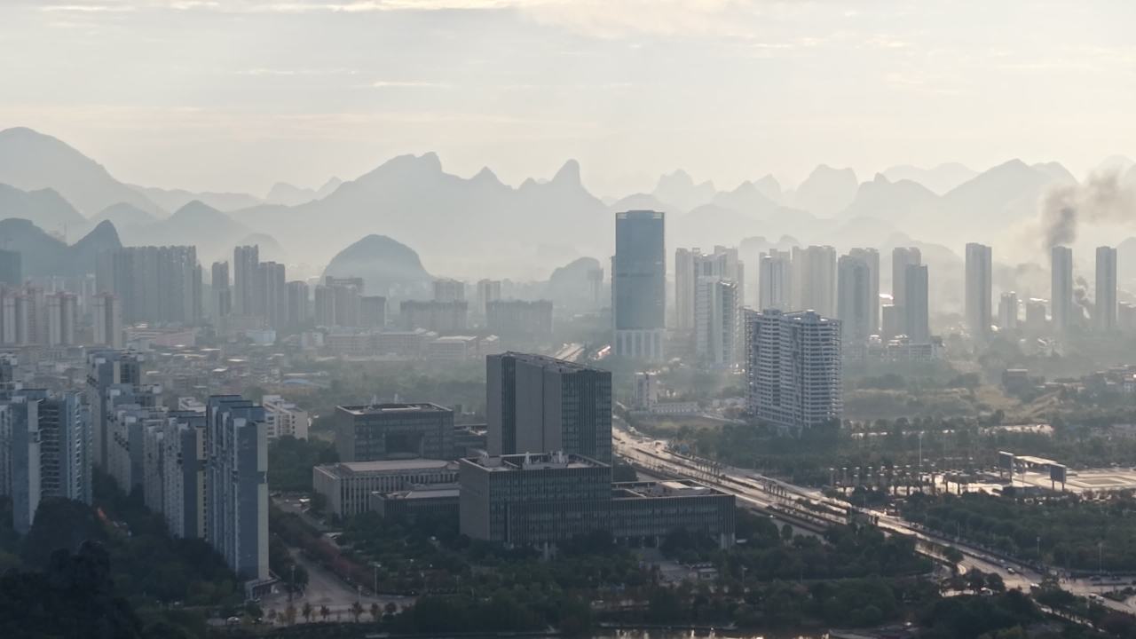 城市清晨的日出朝霞中苏醒山水与建筑共绘仙境天际线丨桂林临桂 2