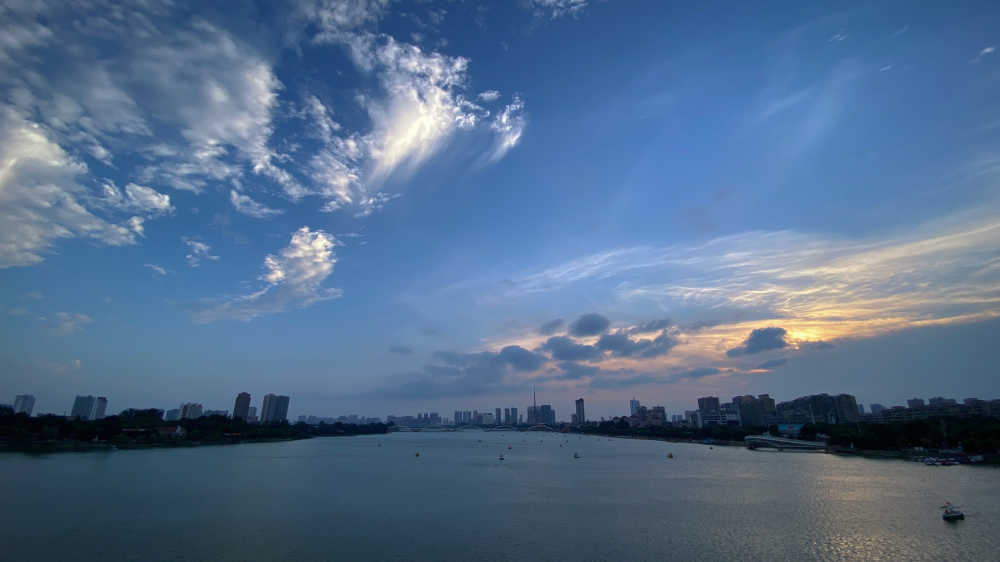 晴朗天空的黄昏