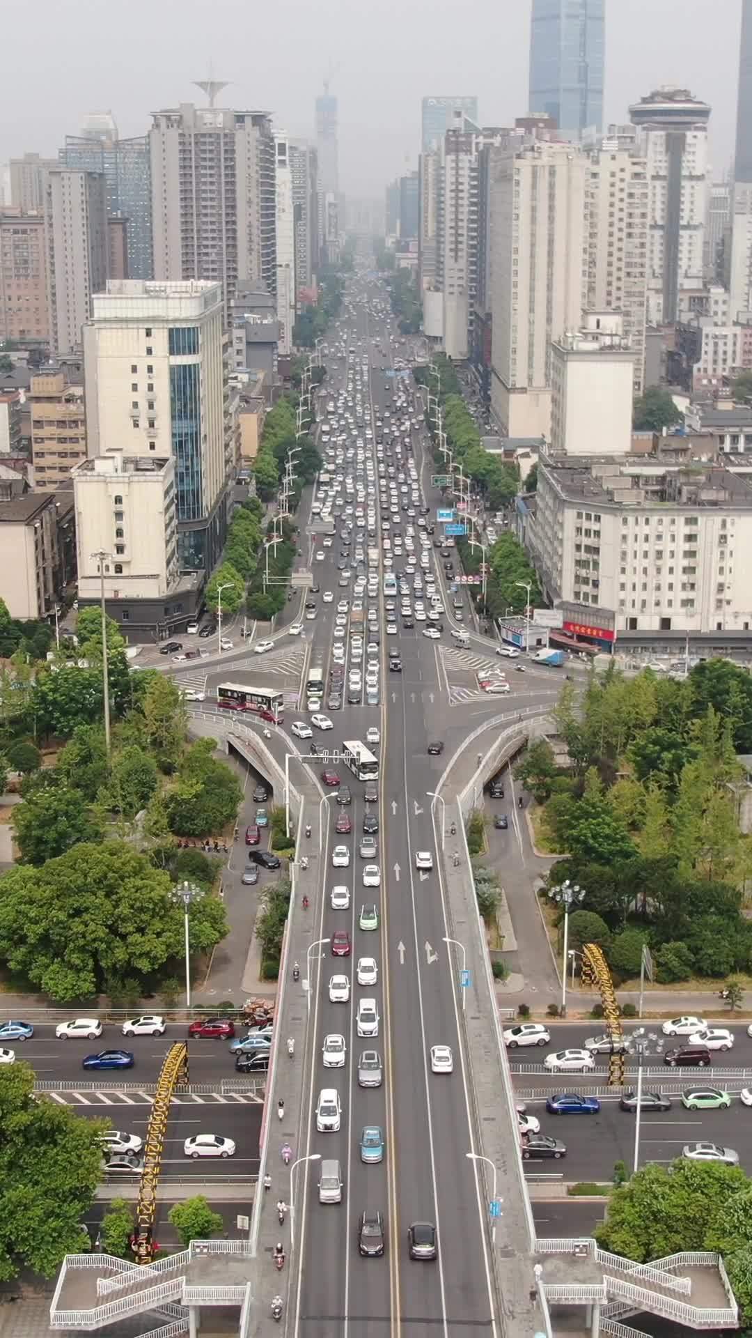 繁忙都市的交通景象