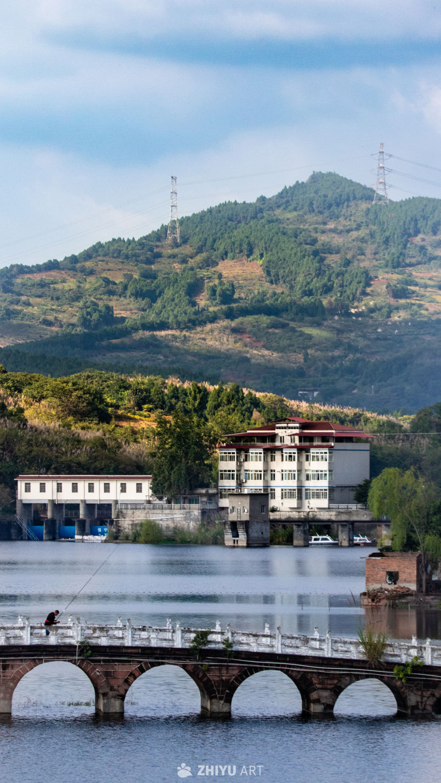 水库边的宁静风光