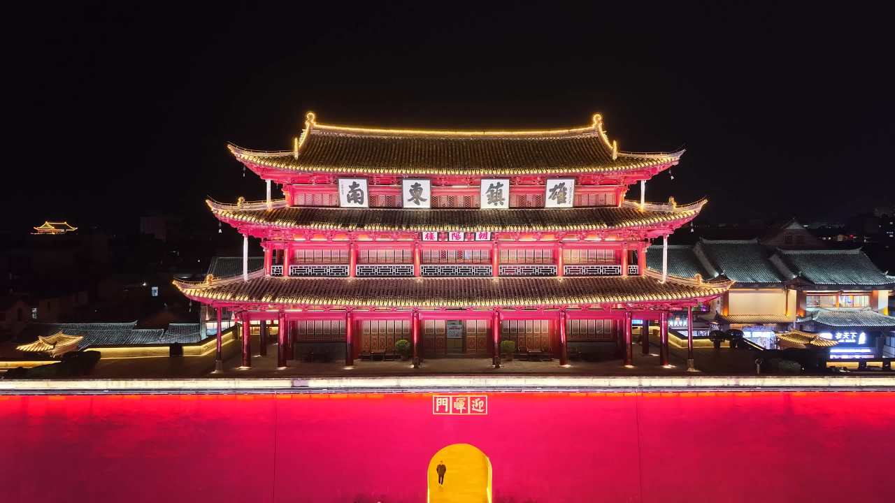夜色中的古城门