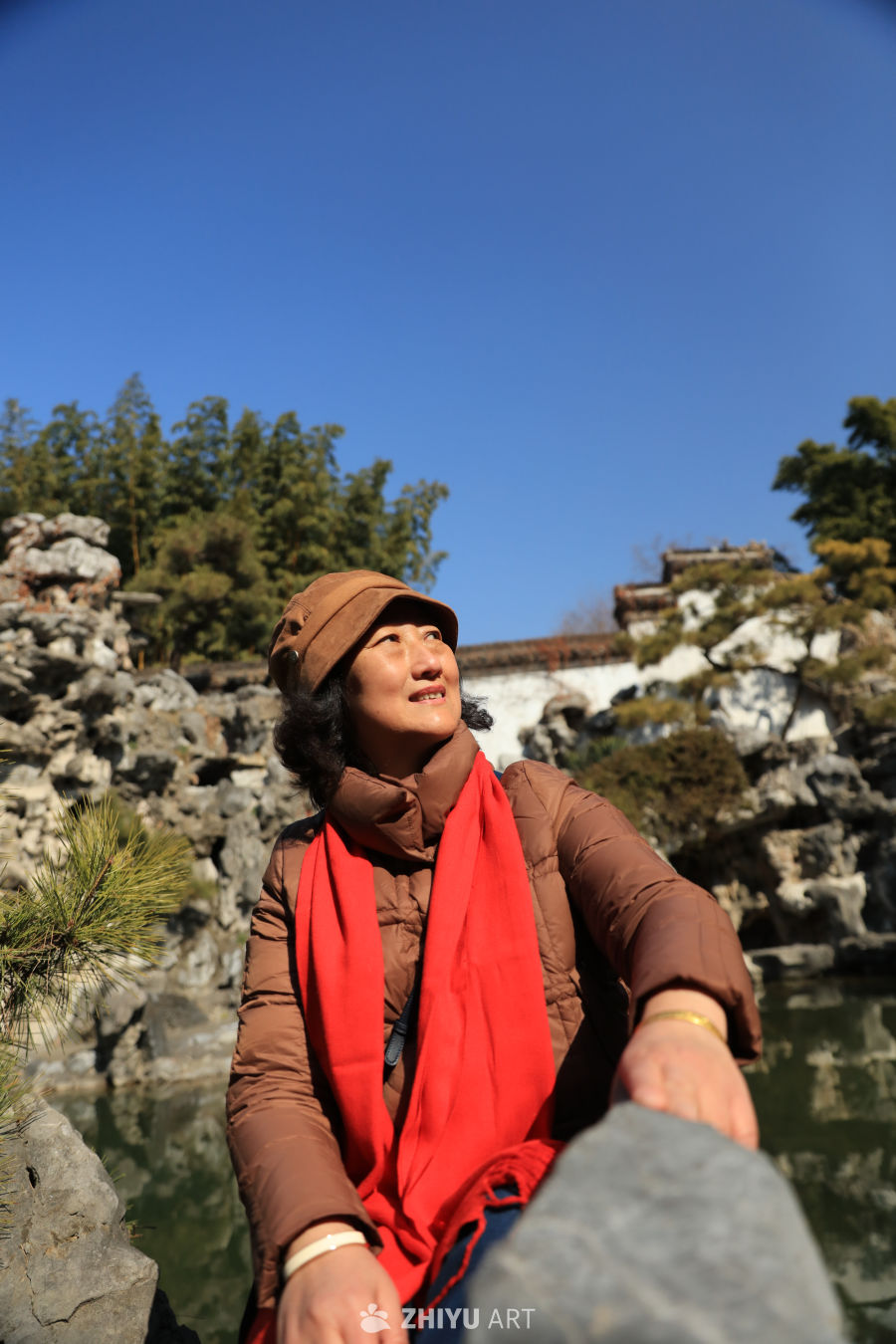 坐在河边看天的女人