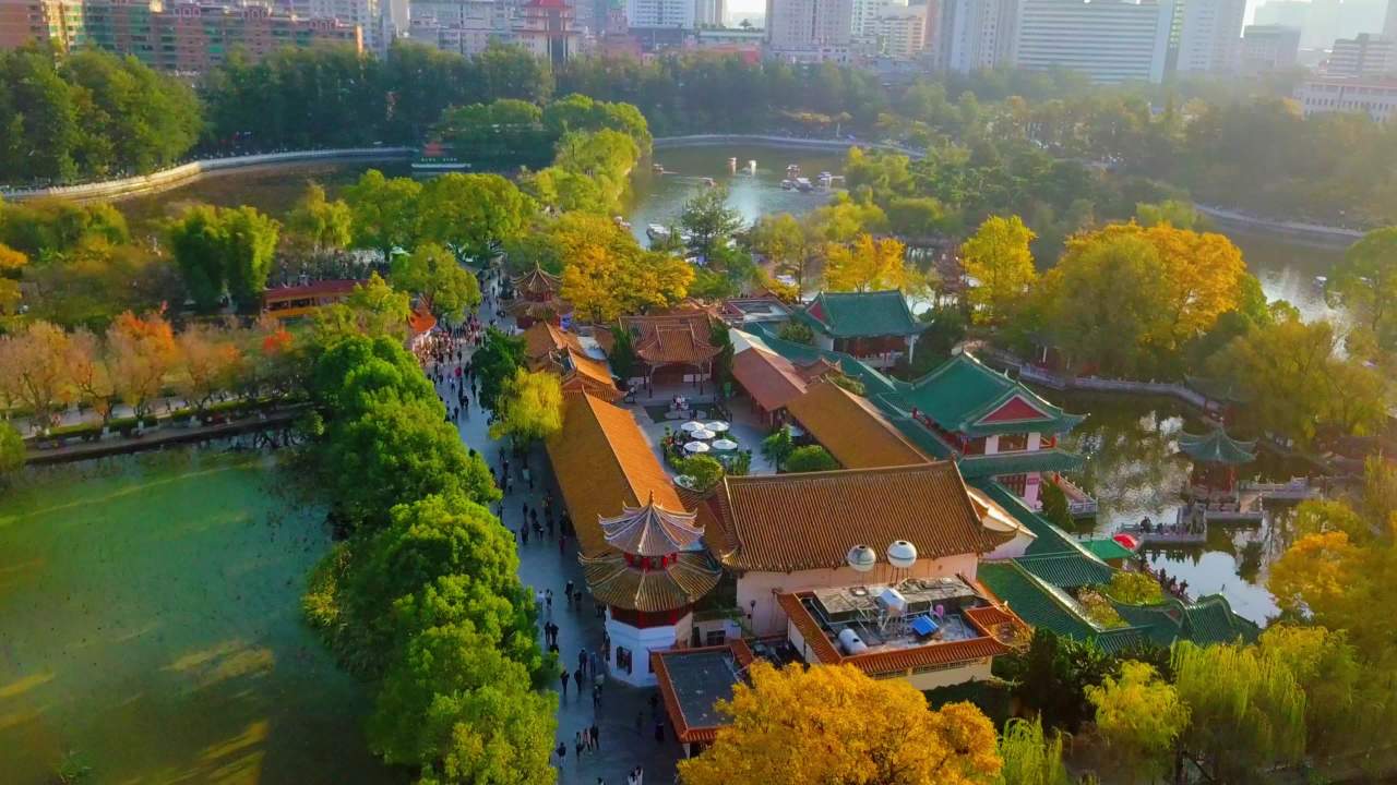秋日古建筑湖畔航拍
