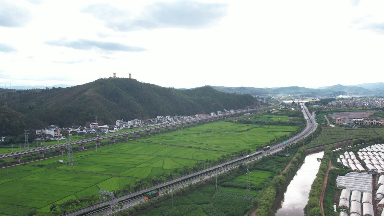 高速公路高铁穿过水稻田1