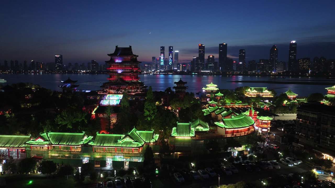灯火辉煌的古塔之夜