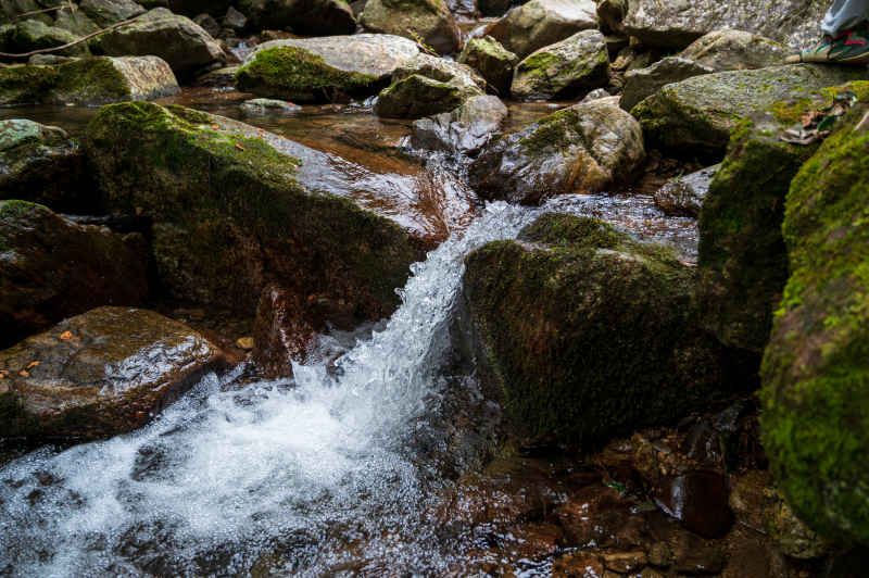 流水飞溅