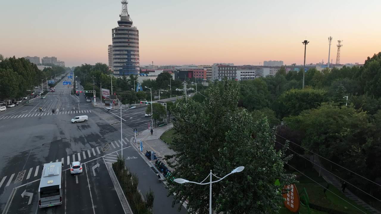 晨曦中的城市全景