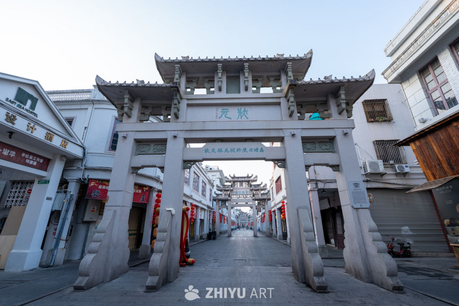 古街牌坊下的宁静时光