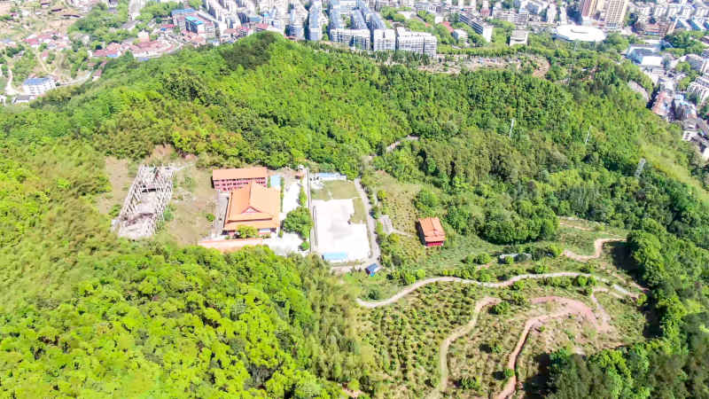 大山中的古寺庙航拍图 