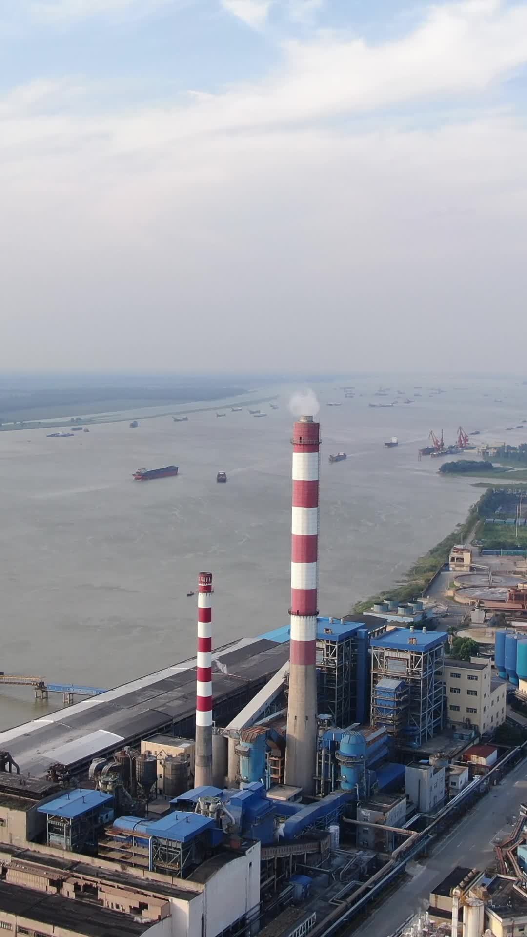 工业区的烟囱与河流