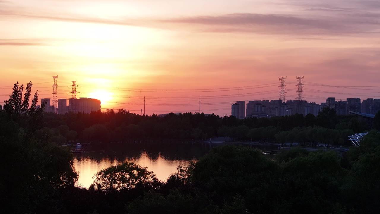城市湖畔的日落美景
