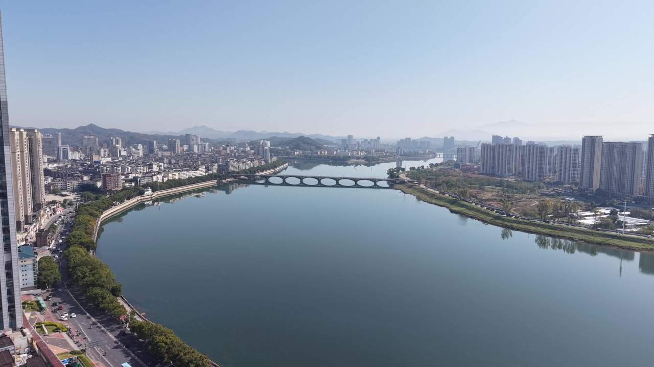 城市河畔的宁静时光