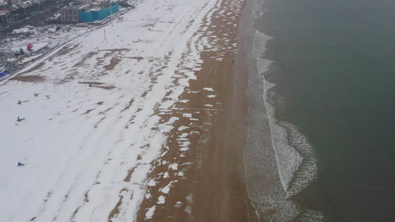 青岛石老人浴场海边雪景航拍 8