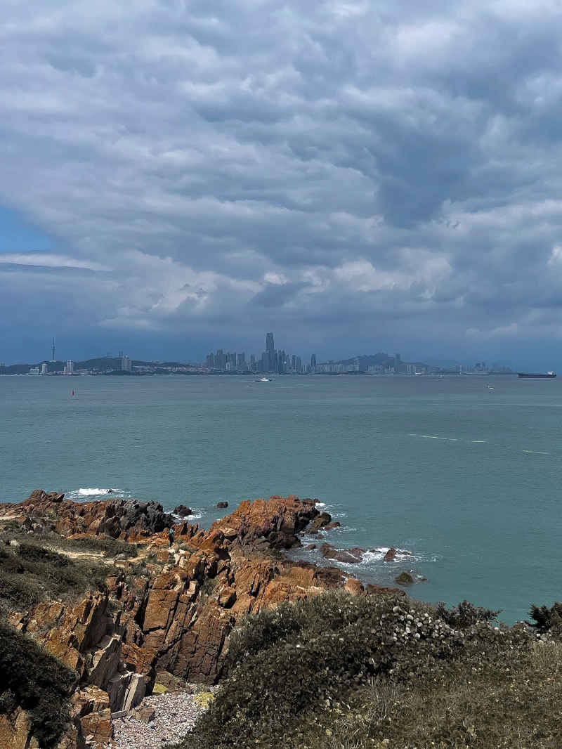青岛九龙山路海边远眺市区全景