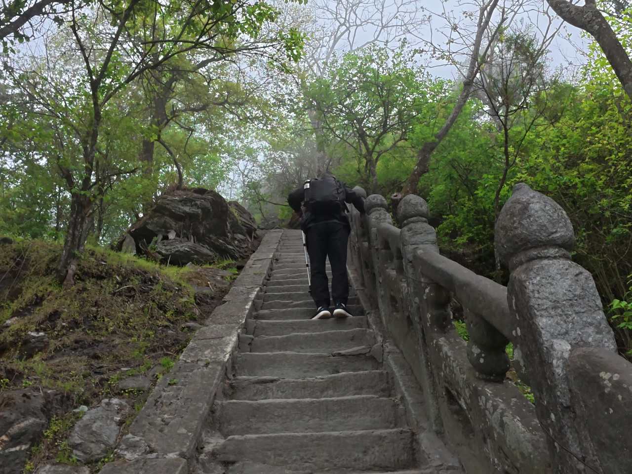 石阶上的徒步之旅