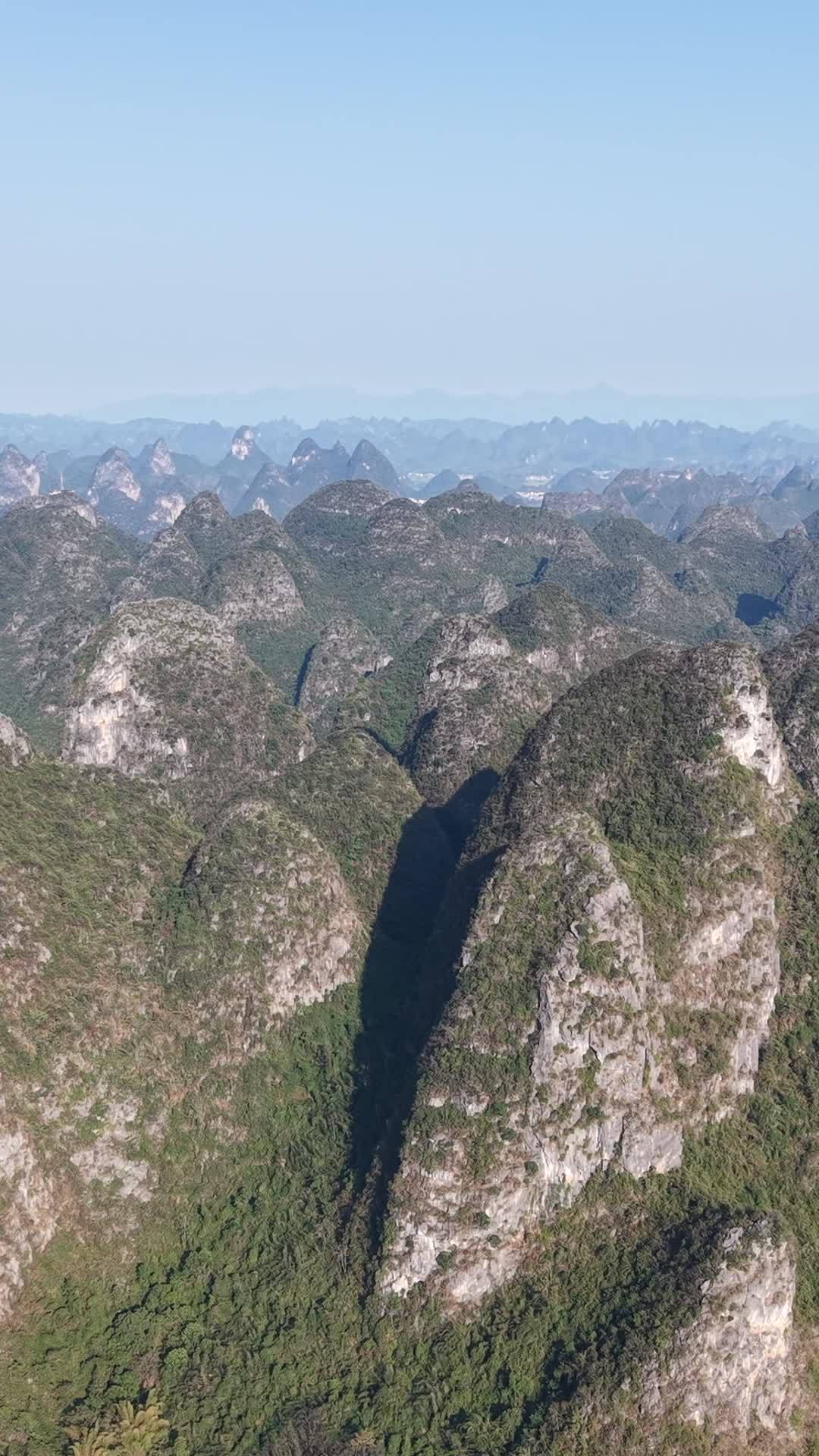 喀斯特山峰全景