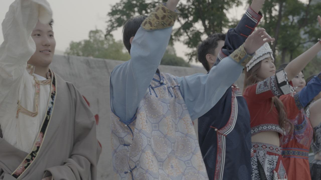 民族服饰舞动的节日