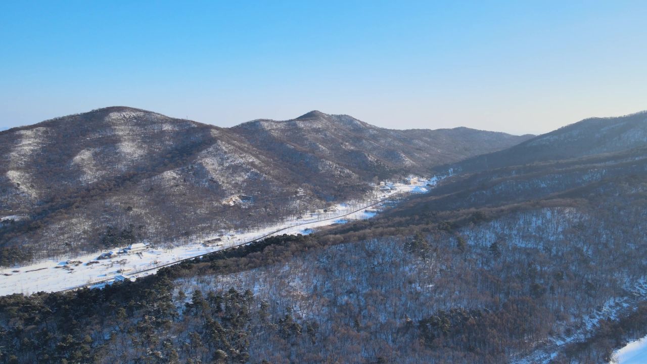 航拍滑雪场山坡雪道人群