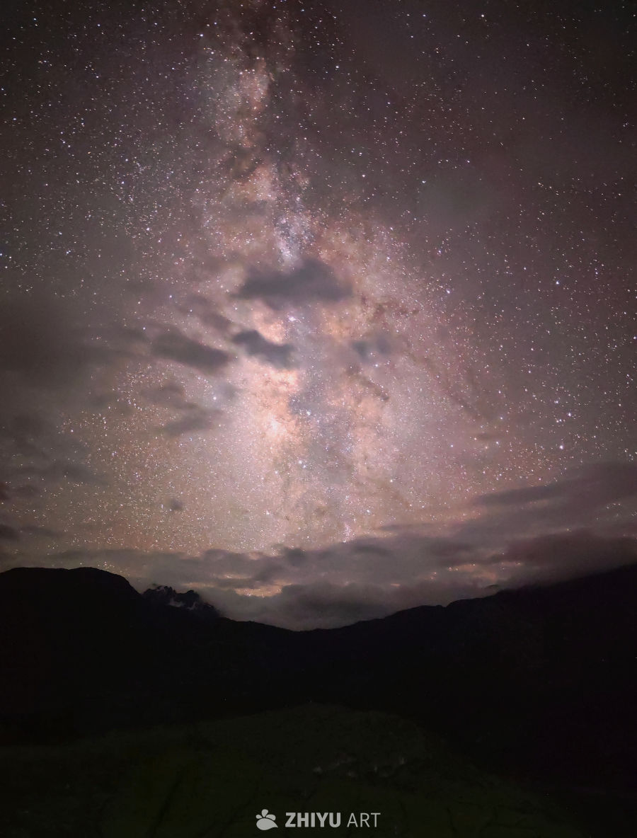 银河下的静谧山峦