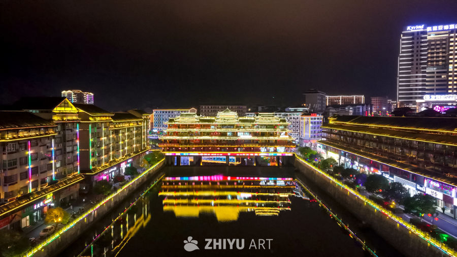夜色中的古街与河流