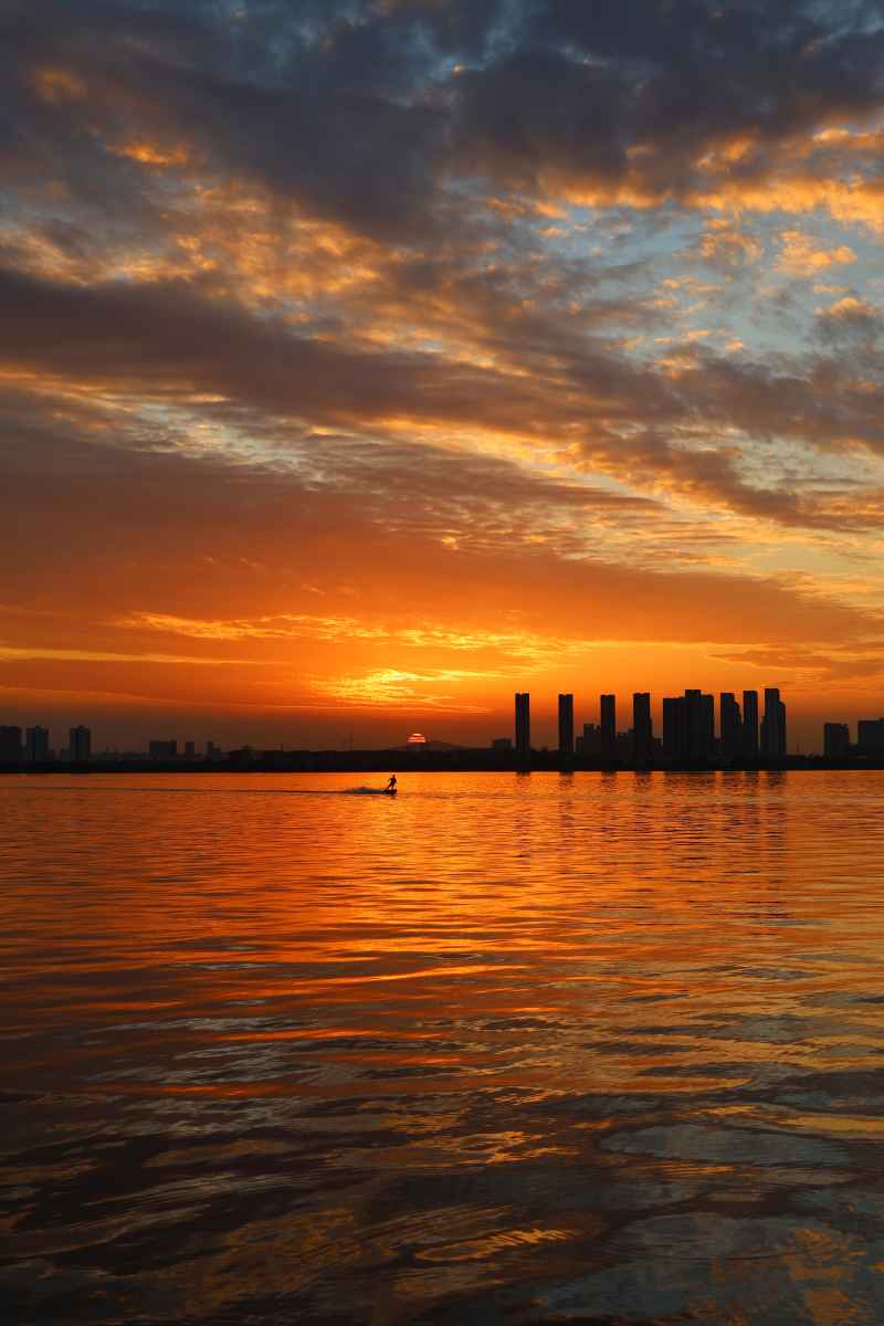 落日冲浪