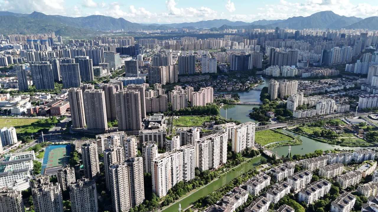 城市全景与自然和谐共存