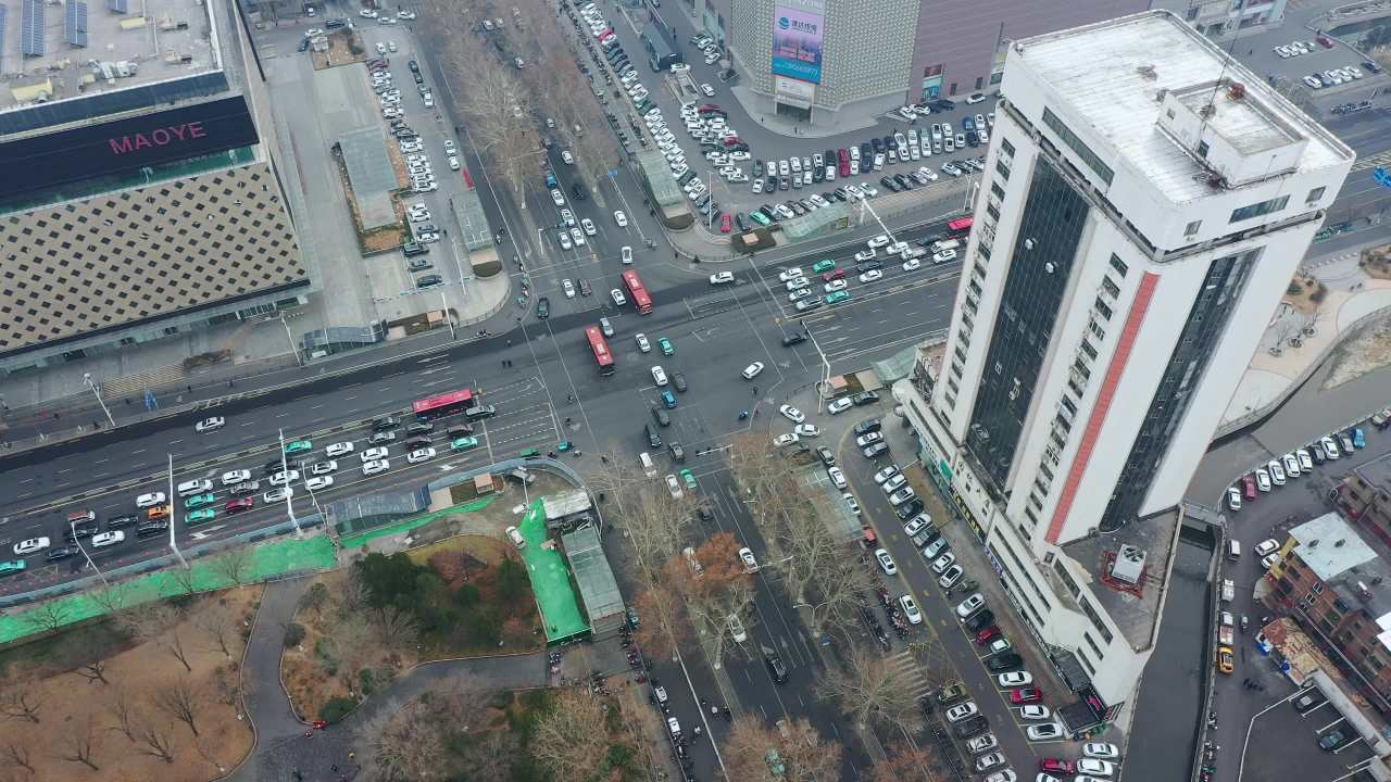 航拍市区车水马龙的十字路口