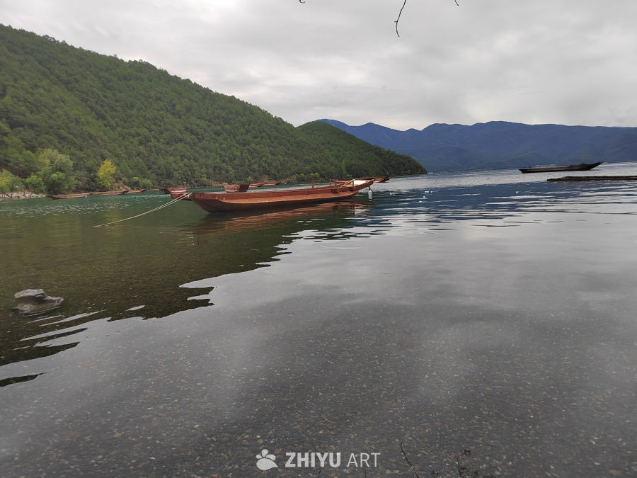 泸沽湖猪槽船