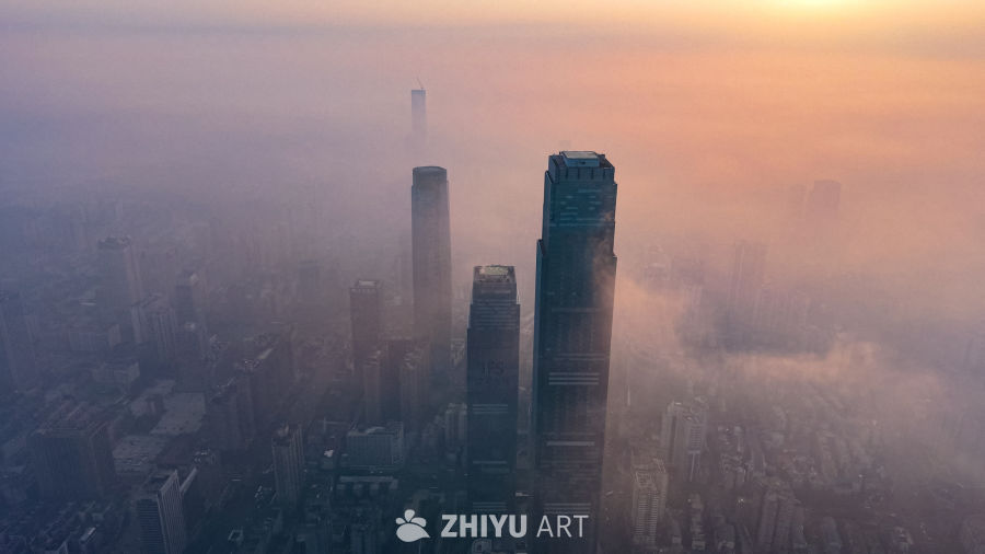 晨雾中的摩天大楼