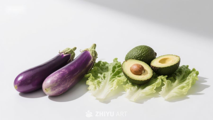 紫色茄子与绿色牛油果的静物组合
