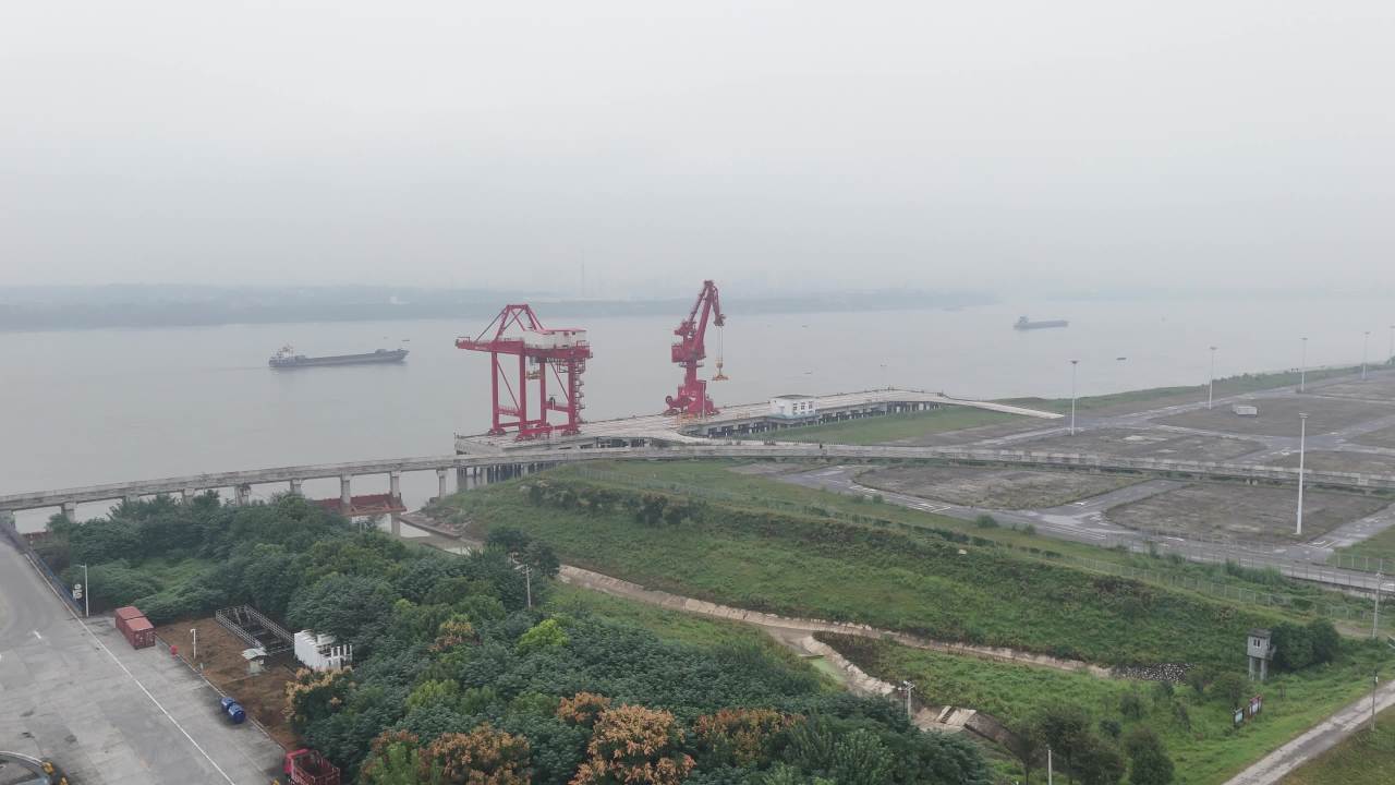 雾天港口起重机航拍