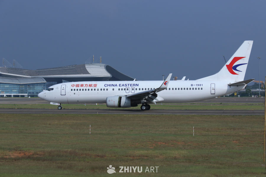 中国东方航空公司飞机在机场跑道上